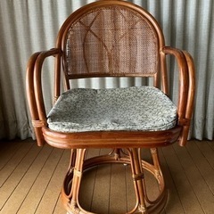 回転する籐椅子