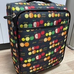 スーツケース　りんご柄