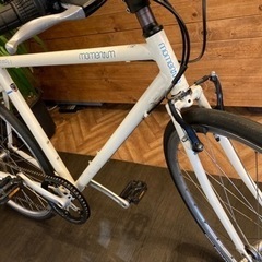 【前後タイヤ・チューブ新品！momentum iNeed S−3】アルミフレーム　7速　700×28cクロスバイク　ホワイト