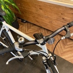 【前後タイヤ・チューブ新品！momentum iNeed S−3】アルミフレーム　7速　700×28cクロスバイク　ホワイト