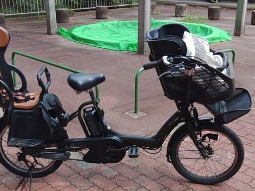 132バカ親切な電動自転車屋️お子様と土日も土足のままご試乗可能です。ブリヂストン、ヤマハ共同生産モデルです。  ２０インチ、前かご、後チャイルドシート、子供乗せ２人乗り、電動アシスト自転車、  バッテリーは、１回の充電で３０ｋｍ以上走行可能でコンディション良好です。  ️新品の８０％程度以上の性能を残している、コンディション良好なバッテリーです。  後ろチャイルドシートをかごに変更も可能   電動自転車、在庫２０台以上ありますので、複数のご試乗可能です。   １ヶ月、５８