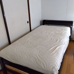 マットレス付きシングルベッドです。