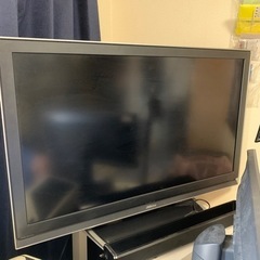 大型液晶テレビ（恐らく46インチ）