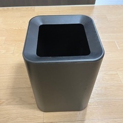 【ニトリ】ゴミ箱　定価1,194円　袋が見えにくいダストボックス