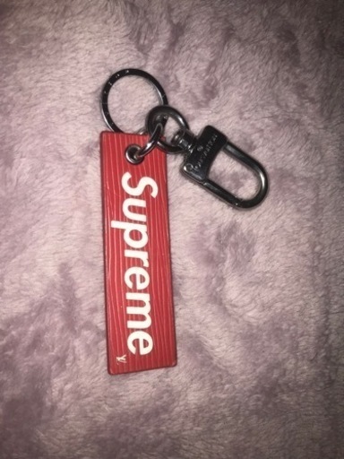 ルイヴィトン supreme キーホルダー