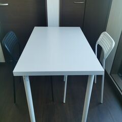 IKEA のテーブルとチェア2脚