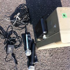 値下げ。格安中古　携帯音響　ワイアレスアンプ・スピーカーシステム　ユニペックス製グレー　８００ＭＨｚ　ＳＨＵＲＥワイアレスチューナー機器変換　ＡＣ１００ｖ・ＤＣ1,5　Ｖ乾電池併用　カセットプレーヤー付いていますが使用不可で、裏面蓋無しです、戸外音量追加用外部スピーカー接続コード、ワイヤレスマイク（専用ケース付き）・有線マイク各１付き。クリアーな音声です。 　動作確認済み（ワイアレスマイク、未確認）です。