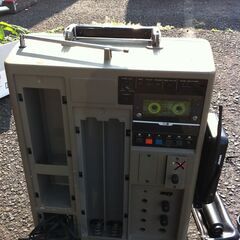 値下げ。格安中古　携帯音響　ワイアレスアンプ・スピーカーシステム　ユニペックス製グレー　８００ＭＨｚ　ＳＨＵＲＥワイアレスチューナー機器変換　ＡＣ１００ｖ・ＤＣ1,5　Ｖ乾電池併用　カセットプレーヤー付いていますが使用不可で、裏面蓋無しです、戸外音量追加用外部スピーカー接続コード、ワイヤレスマイク（専用ケース付き）・有線マイク各１付き。クリアーな音声です。 　動作確認済み（ワイアレスマイク、未確認）です。