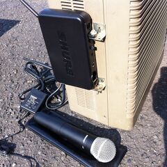 値下げ。格安中古　携帯音響　ワイアレスアンプ・スピーカーシステム　ユニペックス製グレー　８００ＭＨｚ　ＳＨＵＲＥワイアレスチューナー機器変換　ＡＣ１００ｖ・ＤＣ1,5　Ｖ乾電池併用　カセットプレーヤー付いていますが使用不可で、裏面蓋無しです、戸外音量追加用外部スピーカー接続コード、ワイヤレスマイク（専用ケース付き）・有線マイク各１付き。クリアーな音声です。 　動作確認済み（ワイアレスマイク、未確認）です。