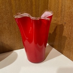 真っ赤な花瓶　インテリア　