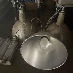生産中止のレア物です。水銀灯3台あります。10/17まで使ってました。LEDに変えたので外しました。ホコリ被ってるくらいです。