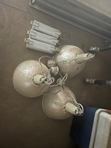 生産中止のレア物です。水銀灯3台あります。10/17まで使ってました。LEDに変えたので外しました。ホコリ被ってるくらいです。 生産中止のレア物です。水銀灯3台あります。10/17まで使ってました