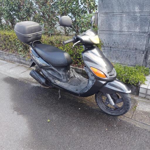 今や貴重なグランドアクシス100　実働