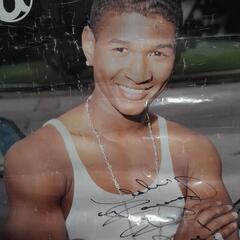 Usher（アッシャー）の直筆サイン入りポスター