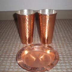 銅製タンブラーと灰皿