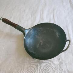 古い鉄の中華鍋、ホウロウのミニ両手鍋、ガラスのグレープフルーツ絞り