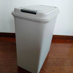 ゴミ箱☆フタ付きダストボックス☆容量１８ℓ ①