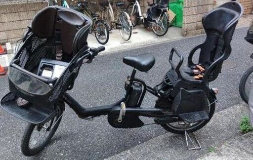 13バカ親切な電動自転車屋。安心保障の１００日間・点検無料サービス付き、  ２０インチ、子供乗せチャイルドシート、２人、３人乗り、、電動アシスト自転車  後ろチャイルドシートをかごに変更も可能で、２人乗りに変更もオプション無料です。  ️お子様と土日も土足のままご試乗可能です。ブリヂストン、ヤマハ共同生産モデルです。  バッテリーは、新品の90％以上の性能を保持してコンディション良好です。  １回の充電で３０ｋｍ以上の走行が可能です。山手線を半周するくらいの距離走れます。