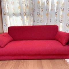 3人掛け赤いソファ
