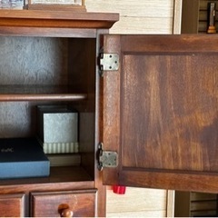 とってもオシャレ　木製キャビネット ガラス扉付き とってもオシャレ 木製キャビネット ガラス扉付き