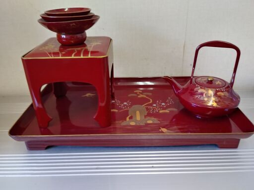 値下げ。格安中古・新品同様、漆器　高級本格お屠蘇・おとそ　祝儀盃４つ揃いセット大、朱塗り、松竹梅、金渕・金蒔絵入り、。 　お屠蘇器、胴張盃台、盃・松竹梅柄３、専用お盆金蒔絵付。 業務用本格お屠蘇セット、ホテル・神社結婚式場・お寺、お正月、各種お祝い、祝儀盃。 三々九度等に最適で、新年、お祝いが盛り上がります。 　使用感無し、箱は付いていません。 　他に映像最後の品、多人数用３寸朱塗り酒盃・金寿文字入り＠８９０円・全４０個もご用意できます。