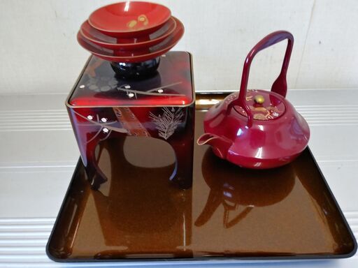 値下げ。格安中古・新品同様、漆器　高級本格お屠蘇・おとそ　祝儀盃４つ揃いセット大、朱塗り、金渕・金蒔絵入り、。 　お屠蘇器、胴張盃台、盃・松竹梅柄３、お盆　梨地塗り物付。 業務用本格お屠蘇セット、ホテル・神社結婚式場・お寺、お正月、各種お祝い、祝儀盃。 三々九度等に最適で、新年、お祝いが盛り上がります。 　使用感無し、箱は付いていません。 　他に映像最後の品、多人数用３寸朱塗り酒盃・金寿文字入り＠８９０円・全４０個もご用意できます。