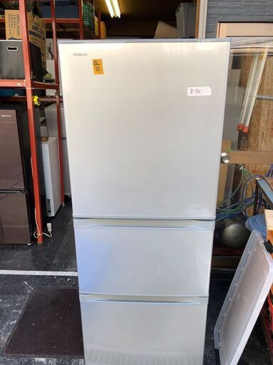 ☆中古￥34,800！TOSHIBA　330㍑3ドア冷蔵庫　家電　2018年製　GR-M33S(S)型　幅60㎝ｘ奥行68㎝ｘ高さ161㎝　【BJ134】