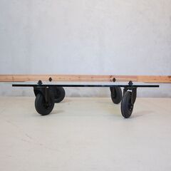 Cassina IXC. (カッシーナ ・ イクスシー)取扱い、Fontana Arte(フォンタナ・アルテ)社の名作テーブルCon Ruote(コンルオーテ)。斬新なデザインのリビングテーブル♪DJ226