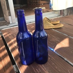 青い空瓶二本