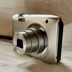 ほぼ新品　Nikon デジタルカメラ COOLPIX A100 光学5倍 2005万画素 シルバー A100SL