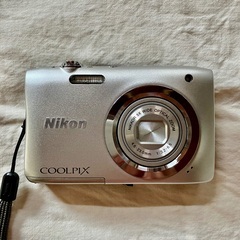 ほぼ新品　Nikon デジタルカメラ COOLPIX A100 光学5倍 2005万画素 シルバー A100SL