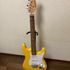 黄色のエレキギター　ギタースタンド付き