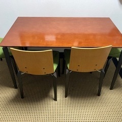 テーブルと椅子4脚