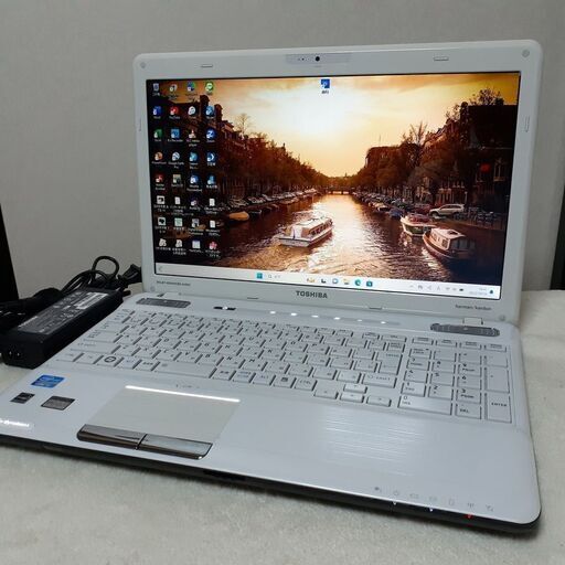 TOSHIBA　dynabook　15インチ　i7　8GB　SSD（256）　カメラ　Wi-Fi　マルチ　テンキー　Windows11