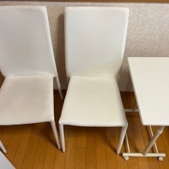 昇降式サイドテーブル、椅子×2脚