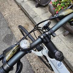 クロスバイク　７００ｘ２８ｃ　3x8変速　フレーム　アルミ　白　配達可能