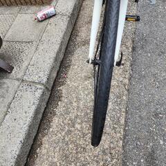 クロスバイク　７００ｘ２８ｃ　3x8変速　フレーム　アルミ　白　配達可能