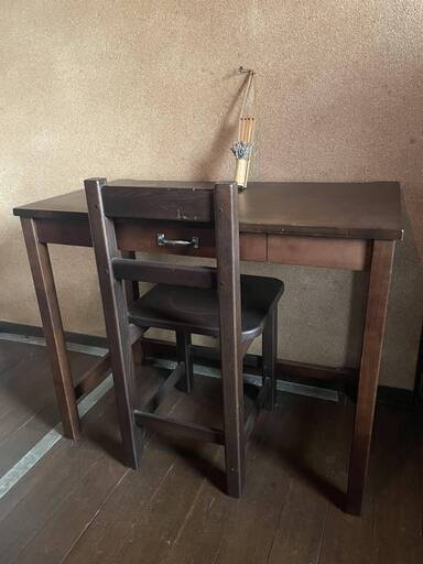 木製デスクと椅子