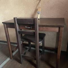 木製デスクと椅子