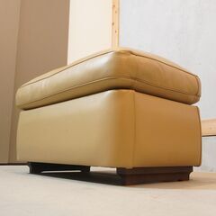 IDC大塚家具取扱いのイタリアの高級家具メーカー Poltrona Frau(ポルトローナ・フラウ)のVANITY FAIR(バニティフェア)オットマンです。洗練されたデザインの本革スツール♪DJ238