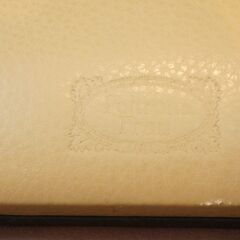 IDC大塚家具取扱いのイタリアの高級家具メーカー Poltrona Frau(ポルトローナ・フラウ)のVANITY FAIR(バニティフェア)オットマンです。洗練されたデザインの本革スツール♪DJ238