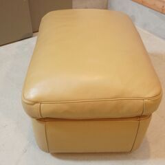 IDC大塚家具取扱いのイタリアの高級家具メーカー Poltrona Frau(ポルトローナ・フラウ)のVANITY FAIR(バニティフェア)オットマンです。洗練されたデザインの本革スツール♪DJ238