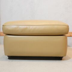 IDC大塚家具取扱いのイタリアの高級家具メーカー Poltrona Frau(ポルトローナ・フラウ)のVANITY FAIR(バニティフェア)オットマンです。洗練されたデザインの本革スツール♪DJ238