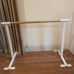 バレエ練習用バー、リノリウム床