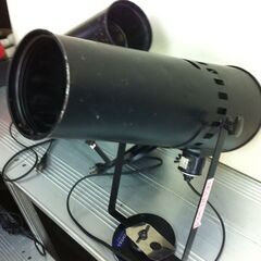 値下げ。格安中古短期使用　舞台演出照明　ピンスポット・スポットライト　３００ｗ２台組　容量　１００ｖ３００w　ＤＡＩＫＯ製　d94-7297ブラック　照度調整・角度調整付、ランプ　単一方向・レフレクス球　業務用。 　サイズ　約ｗ１７（口径）ｄ３３ｈ４０ｃｍ、、短期使用に付き、使用感少・照明寿命充分ありと思います。２台での価格と成ります。