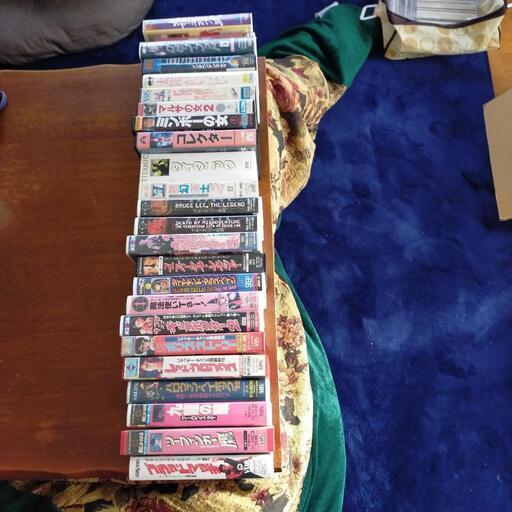 送料別　昔の8cm CD 52枚と昔の VHS43本 大量