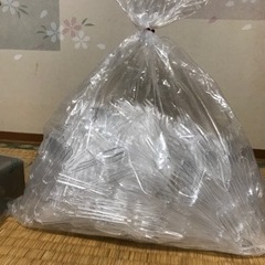 試食用　大量のフォークと小皿