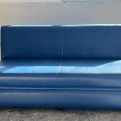 ビニールレザー　３人掛けの青いソファ×2