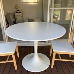 IKEAのテーブル、椅子２脚のセット　無料