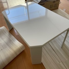 可愛い白いテーブル